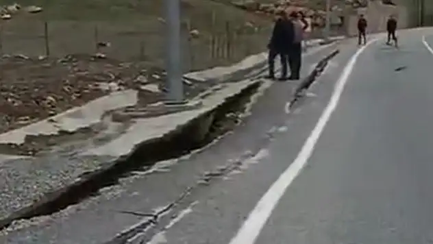 Şırnak- Hakkari kara yolu heyelan nedeniyle ulaşıma kapandı
