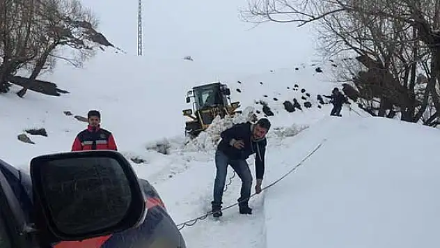 Şırnak'ta düşük yapan kadın, karla kaplı köy yolu açılarak hastaneye kaldırıldı