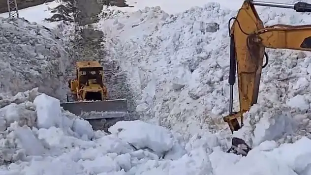 Şırnak'ta mayıs ayında 10 metrelik karda yol açma çalışmaları sürüyor
