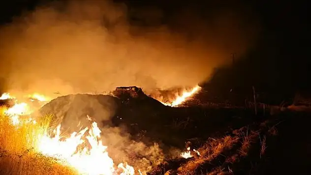 Şırnak'taki anız yangını, rüzgarın etkisiyle yeniden başlayıp 7 köyü etkiledi müdahale sürüyor