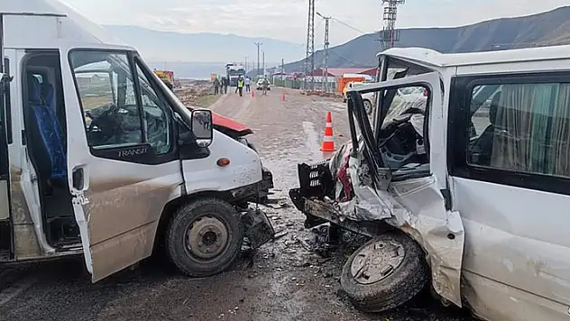 Şırnak'ta minibüsler çarpıştı: 16 yaralı

