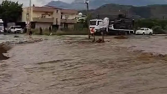 Şırnak'ta sağanak ve dolu ulaşımı aksattı

