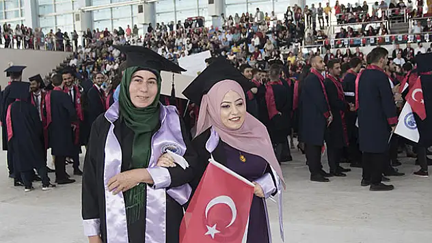 Sırtında taşıdığı kızını üniversite mezunu yaptı