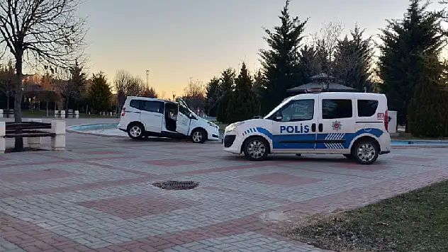 Şişede durduğu gibi durmadı! Konya'da alkollü sürücü aracıyla sokak zannedip parka girdi
