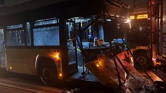 Şişli'de İETT otobüsü park halindeki kamyona çarptı: 9 yaralı


