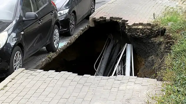 Şişli'de inanılmaz olay! Kaldırım çöktü kadın içine düştü

