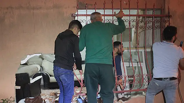 Şişli'de kontrolden çıkan araç, evin salonuna girdi