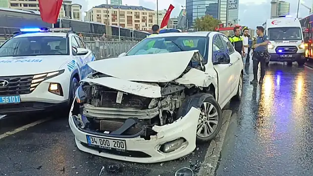 Şişli'de otomobil İETT otobüsüne çarptı: 3 yaralı