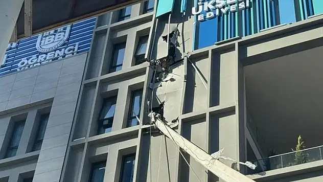 Şişli'de inşaat alanındaki vinç öğrenci yurduna devrildi