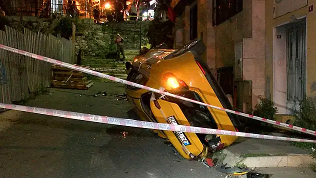 Şişli'de taksi, 10 metreden çıkmaz sokağa uçtu