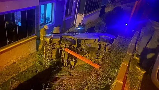 Sitenin bahçesine uçan araçtaki 3 kişi yaralandı
