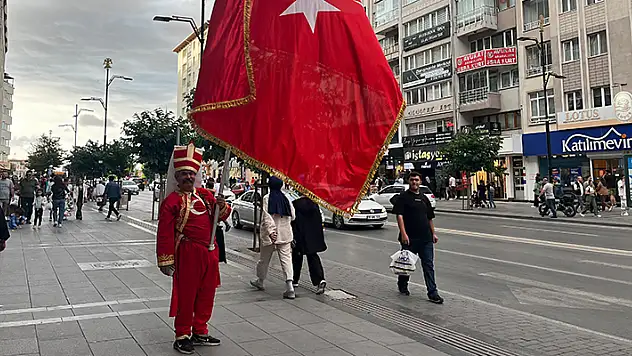 Sivas caddelerinde bir yeniçeri, Avrupa'ya böyle tepki gösterdi
