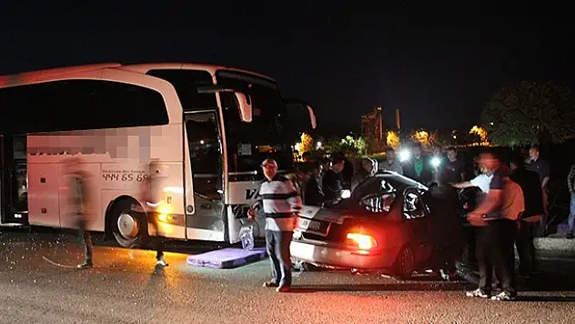 Sivas'da yolcu otobüsü otomobille çarpıştı: 2 ölü