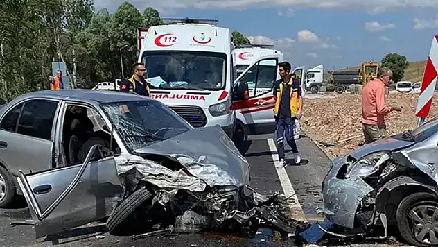 Sivas'ta 4 araç birbirine girdi! Zincirleme kazada 9 yaralı
