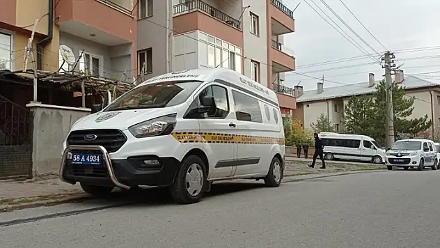 Sivas'ta 4. kattan düşen 1,5 yaşındaki bebek ağır yaralandı
