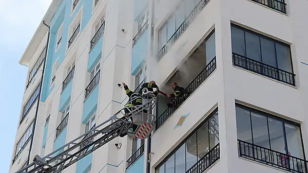 Sivas'ta apartmanda çıkan yangında 6 kişi dumandan etkilendi
