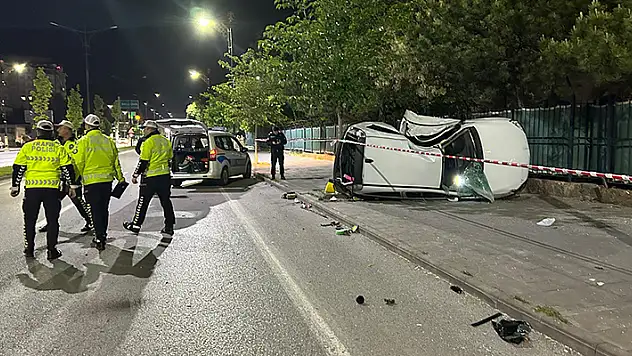 Sivas'ta aydınlatma direğine çarpan otomobilin sürücüsü öldü
