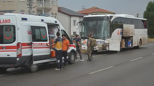 Sivas'ta aydınlatma direğine çarpan yolcu otobüsünün sürücüsü yaralandı

