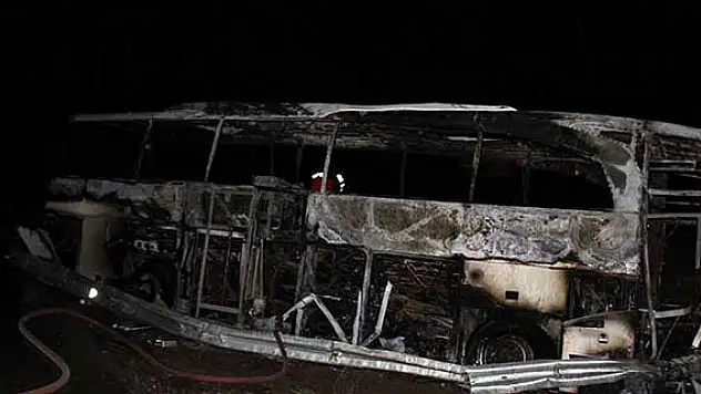 Sivas'ta bariyerlere çarpan otobüs alev aldı: 7 yaralı