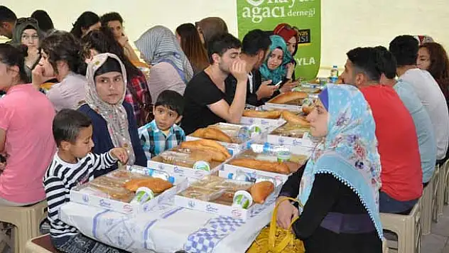 Sivas'ta bin 200 kişi beraber oruç açtı