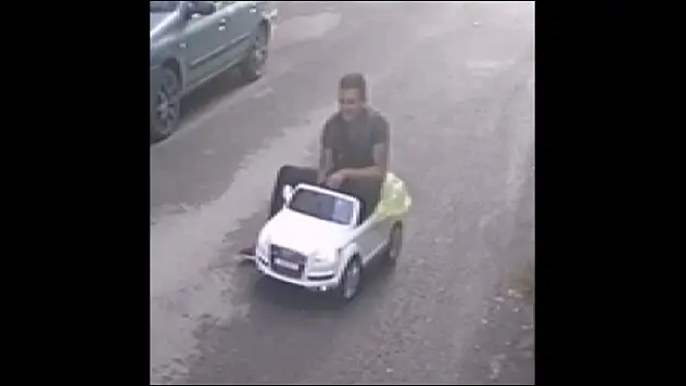 Sivas'ta bir zanlı çaldığı akülü çocuk arabasına binerek kaçtı

