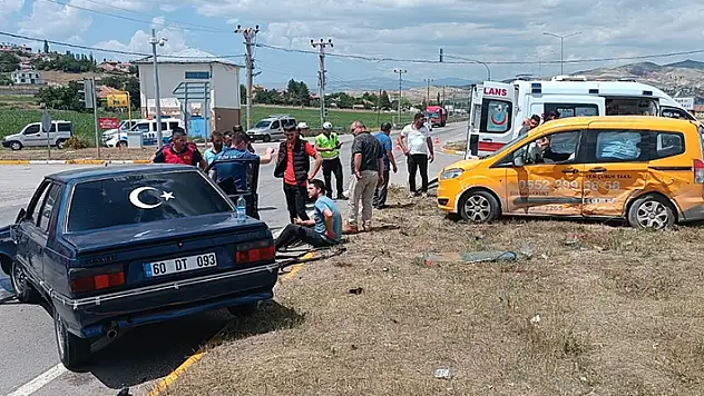 Sivas'ta çarpışan iki otomobildeki 5'i çocuk, 10 kişi yaralandı
