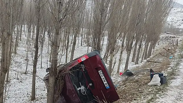 Sivas'ta devrilen hafif ticari araçtaki 6 kişi yaralandı
