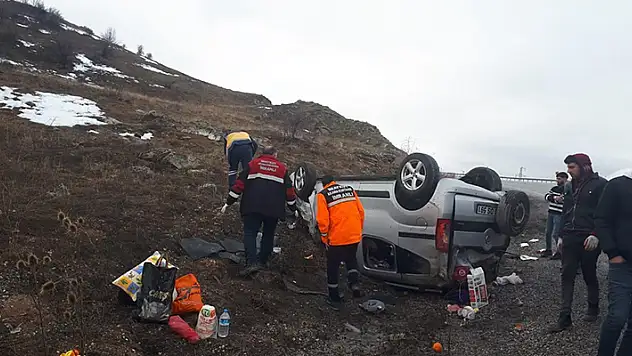 Sivas'ta devrilen hafif ticari araçtaki 5 kişi yaralandı
