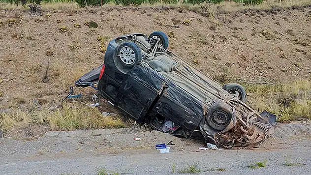 Sivas'ta devrilen hafif ticari araçtaki 4 kişi yaralandı
