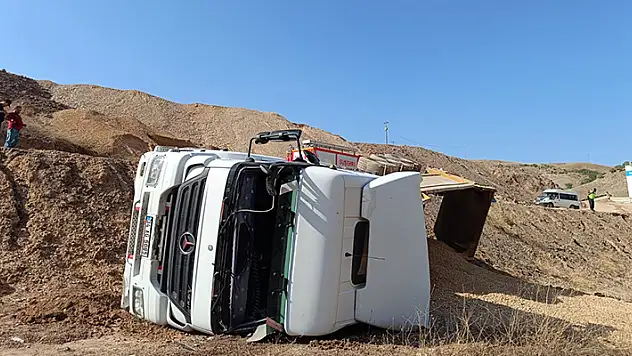 Sivas'ta devrilen mıcır yüklü kamyonun şoförü öldü
