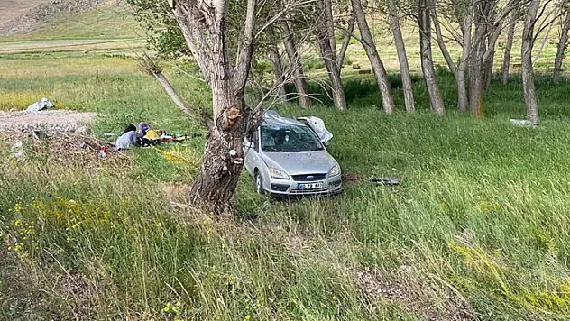 Sivas'ta devrilen otomobildeki 6 aylık bebek öldü, 3 kişi yaralandı

