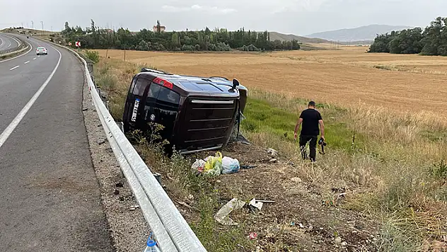Sivas'ta hafif ticari araç devrildi: 2'si çocuk, 6 yaralı
