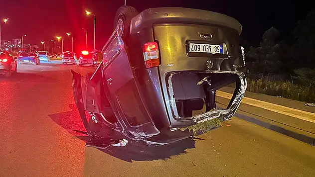 Sivas'ta hafif ticari araç, refüje çarpıp devrildi: 6 yaralı
