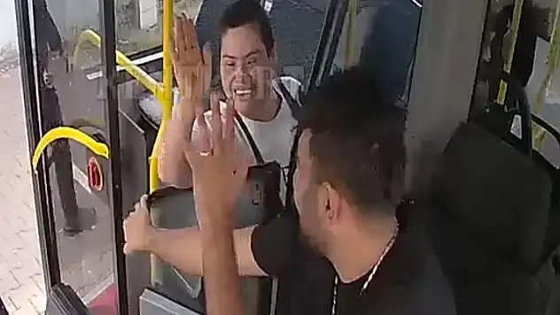 Sivas'ta halk otobüsü şoförü yanlış araca binen anne ve engelli kızını evlerine bıraktı
