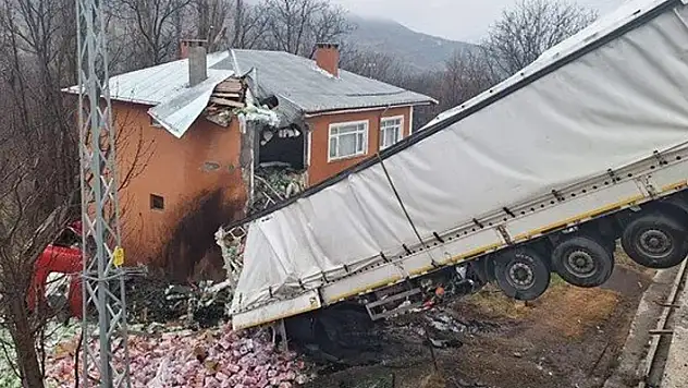 Sivas'ta iki katlı evin üzerine tır uçtu
