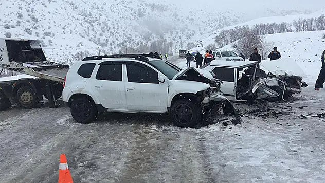 Sivas'ta iki otomobil çarpıştı, 1 kişi öldü, 6 kişi yaralandı
