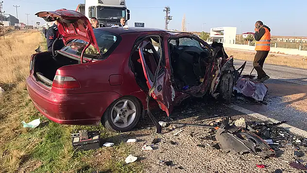 Sivas'ta iki otomobilin çarpıştığı kazada 1 kişi öldü, 4 kişi yaralandı
