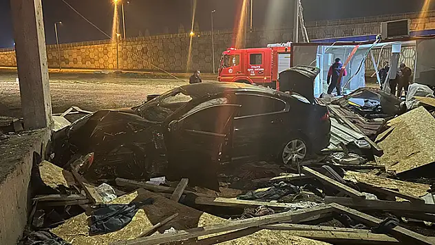 Sivas'ta inşaatın duvarına çarpan otomobildeki 4 kişi yaralandı

