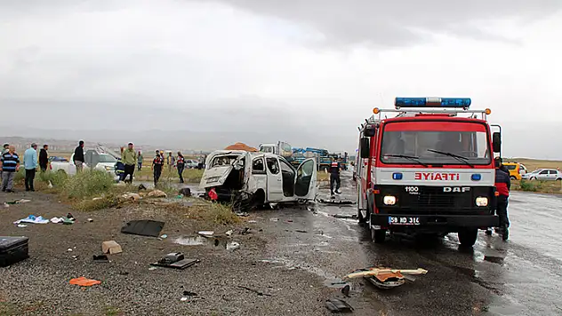 Sivas'ta kamyon ile hafif ticari araç çarpıştı: 2 ölü, 3 yaralı

