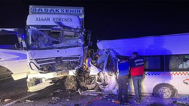 Sivas'ta kamyon ile minibüsün çarpışması sonucu 7 kişi öldü, 10 kişi yaralandı
