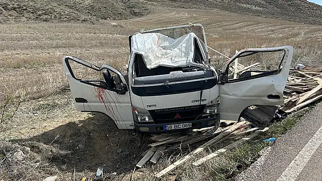 Sivas'ta kamyonet devrildi: 1 ölü, 2 yaralı

