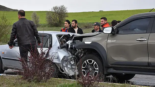 Sivas'ta kamyonet otomobile çarptı: 8 yaralı
