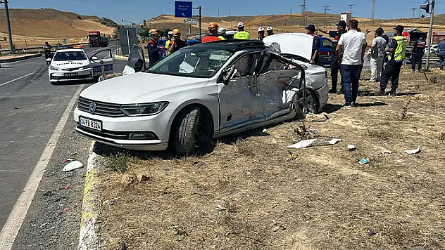 Sivas'ta kamyonla çarpışan otomobildeki 1 kişi öldü, 3 kişi yaralandı

