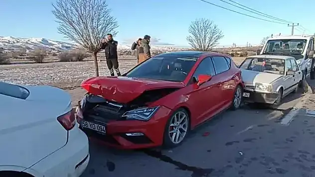Sivas'ta kaza kazaya neden oldu! 10 araç birbirine girdi
