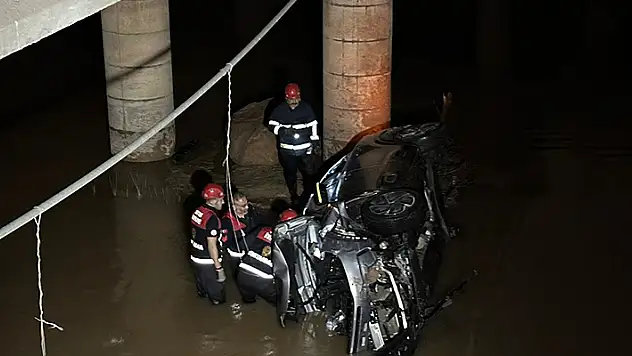 Sivas'ta Kızılırmak Nehri'ne uçan otomobildeki 3 kişiyi itfaiye kurtardı
