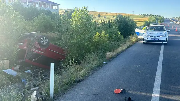 Sivas'ta kontrolden çıkan araç şarampole devrildi: 1'i ağır 6 yaralı
