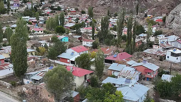 Sivas'ta meydana gelen iki ayrı depremde 12 ev hafif hasar gördü