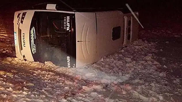 Sivas'ta midibüs devrildi: 13 yaralı