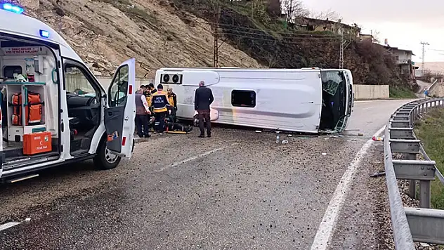 Sivas'ta midibüsün devrilmesi sonucu 10 kişi yaralandı
