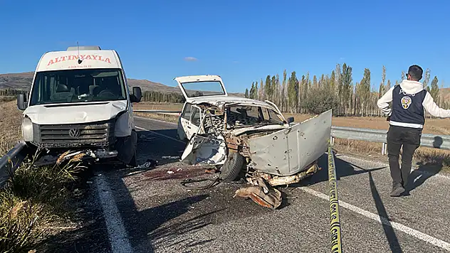 Sivas'ta minibüs ile otomobil çarpıştı: 1 ölü, 3 yaralı
